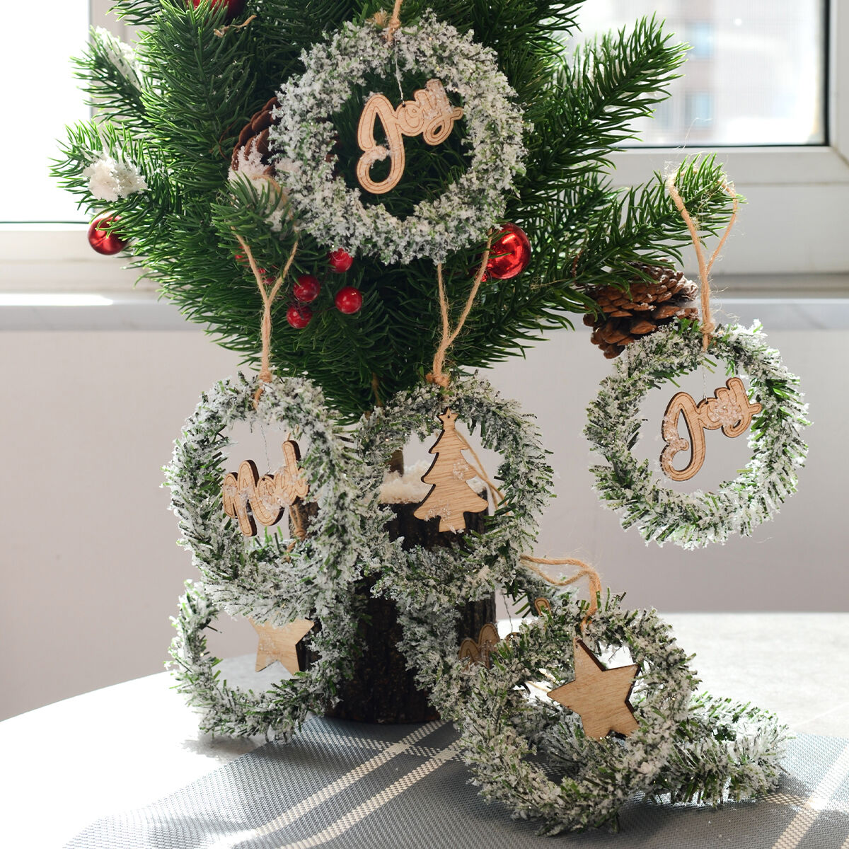 クリスマスリース 冬のベリーのリース（葉付き）